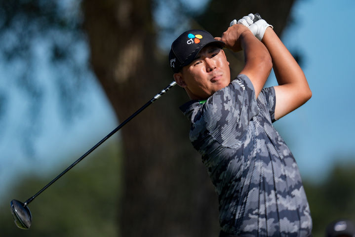 [세인트 시먼스 아일랜드=AP/뉴시스] 김시우가 22일(현지 시간) 미 조지아주 세인트 시먼스 아일랜드 시아일랜드 골프클럽에서 열린 미국프로골프(PGA) 투어 최종전 RSM 클래식 3라운드 9번 홀에서 티샷하고 있다. 전날 공동 22위였던 김시우는 중간 합계 15언더파 197타로 공동 7위로 올라섰다. 2025.11.23.