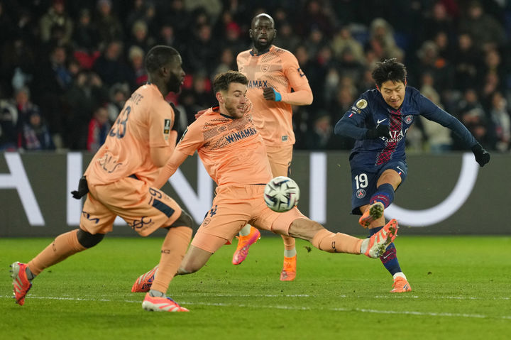 [파리=AP/뉴시스] 파리 생제르맹(PSG)의 이강인(오른쪽)이 22일(현지 시간) 프랑스 파리의 파르크 데 프랭스에서 열린 2025-26 리그1 13라운드 르아브르와 경기 전반 11분 슛을 시도하고 있다. 이강인은 전반 29분 선제골(리그 1호)을 넣으며 팀의 3-0 승리를 이끌었다. 2025.11.23.