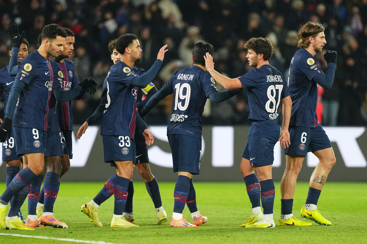 [파리=AP/뉴시스] 파리 생제르맹(PSG)의 이강인(19)이 22일(현지 시간) 프랑스 파리의 파르크 데 프랭스에서 열린 2025-26 리그1 13라운드 르아브르와 경기 전반 29분 선제골(리그 1호)을 넣은 후 동료들과 기쁨을 나누고 있다. 이강인은 55분을 소화하면서 결승 골을 넣으며 팀의 3-0 승리를 이끌었다. 2025.11.23.