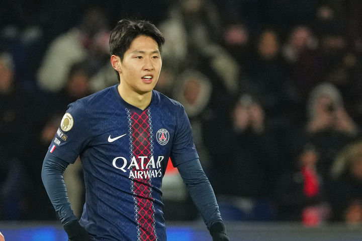 [파리=AP/뉴시스] 파리 생제르맹(PSG)의 이강인이 22일(현지 시간) 프랑스 파리의 파르크 데 프랭스에서 열린 2025-26 리그1 13라운드 르아브르와 경기 전반 29분 선제골(리그 1호)을 넣은 후 기뻐하고 있다. 이강인은 55분을 소화하면서 결승 골을 넣으며 팀의 3-0 승리를 이끌었다. 2025.11.23.