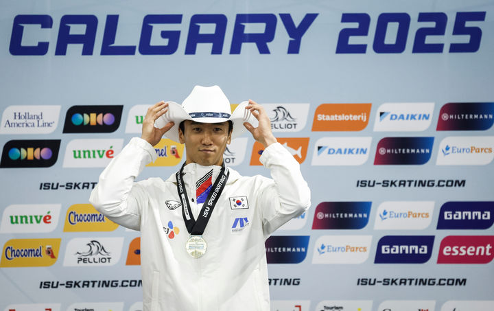 [캘거리=AP/뉴시스] 김준호가 23일(한국 시간) 캐나다 앨버타주 캘거리 올림픽 오벌에서 열린 2025~2026 국제빙상경기연맹(ISU) 스피드스케이팅 월드컵 2차 대회 남자 500m 1차 레이스에서 우승한 뒤 시상식을 하고 있다. 2025.11.23