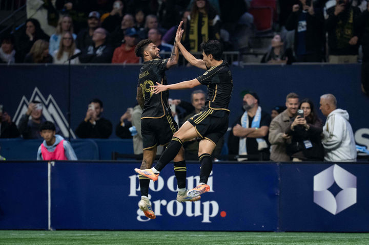 [밴쿠버=AP/뉴시스] 로스앤젤레스(LA) FC의 손흥민(오른쪽)이 22일(현지 시간) 캐나다 밴쿠버 BC 플레이스에서 열린 미국 메이저리그사커(MLS)컵 서부 콘퍼런스 플레이오프(PO) 준결승에서 밴쿠버 화이트캡스와 경기 후반 추가 시간 프리킥으로 동점 골을 넣고 드니 부앙가와 환호하고 있다. 손흥민은 팀이 0-2로 지고 있던 후반 15분 추격골도 넣어 멀티 골을 기록했다. 2025.11.23.