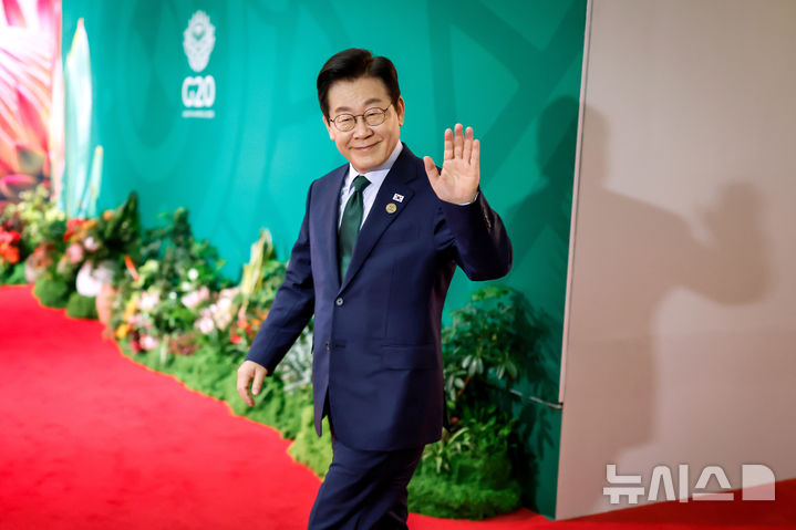 [&nbsp;&nbsp;&nbsp;&nbsp;&nbsp;&nbsp;&nbsp;&nbsp; [AP/뉴시스] 남아공 G20 정상회의에 참석중인 한국의 이재명 대통령이 회의 마지막날 23일 회의장에 들어오면서 손을 흔들고 있다&nbsp; 