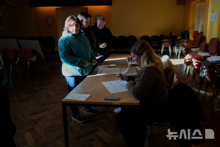 [AP/뉴시스] 23일 슬로베니아에서 말기환자가 의사 2명의 동의로 스스로 목수을 끊을 수 있도록 한 국회 통과 법안 국민투표가 실시되고 있다 