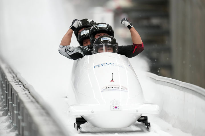 [코르티나담페초=AP/뉴시스] 김진수, 김선욱, 김형근, 이건우(팀 김진수)가 23일(현지 시간) 이탈리아 코르티나담페초에서 열린 2025-26 국제봅슬레이스켈레톤연맹(IBSF) 월드컵 1차 남자 4인승 봅슬레이 2차 시기에서 결승선을 통과한 후 환호하고 있다. 팀 김진수는 1분50초34로 동메달을 차지하며 4인승 종목 사상 처음으로 월드컵에서 메달을 목에 걸었다. 2025.11.24.