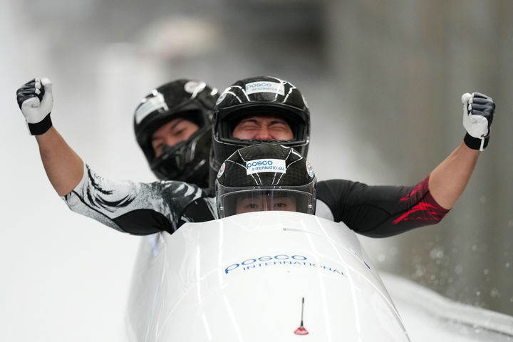 [코르티나담페초=AP/뉴시스] 김진수, 김선욱, 김형근, 이건우(팀 김진수)가 23일(현지 시간) 이탈리아 코르티나담페초에서 열린 2025-26 국제봅슬레이스켈레톤연맹(IBSF) 월드컵 1차 남자 4인승 봅슬레이 2차 시기에서 결승선을 통과한 후 환호하고 있다. 팀 김진수는 1분50초34로 동메달을 차지하며 4인승 종목 사상 처음으로 월드컵에서 메달을 목에 걸었다. 2025.11.24.