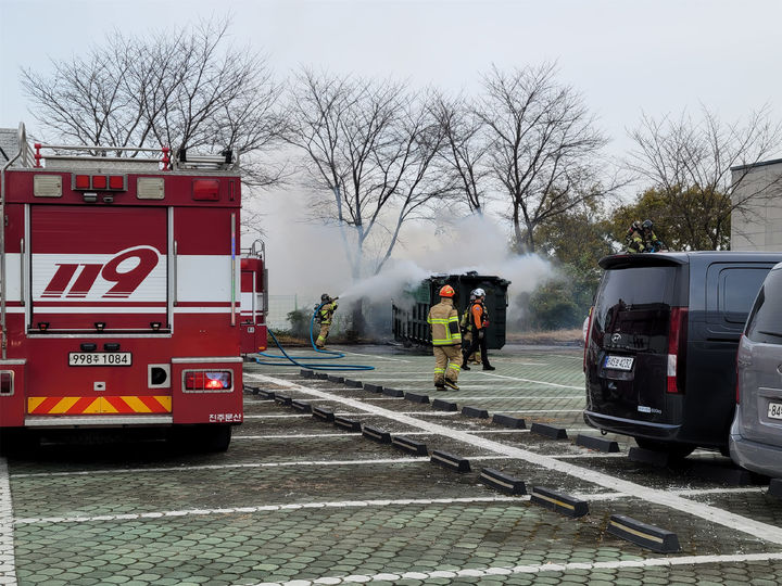 [진주=뉴시스]진주소방서, 담배 꽁초로 인한 화재 진화 모습.(사진=진주소방서 제공).2025.11.23.photo@newsis.com *재판매 및 DB 금지