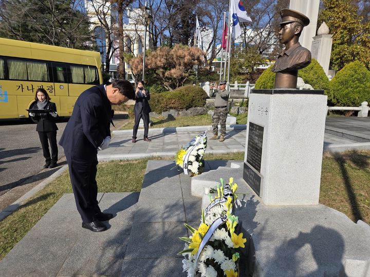 헌화와 묵념하는 강임준 군산시장(사진=군산시 제공) *재판매 및 DB 금지