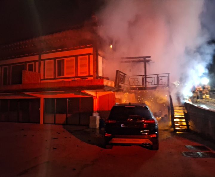 [경주=뉴시스] 경주 펜션 불. (사진=경북소방본부 제공) 2025.11.23 photo@newsis.com *재판매 및 DB 금지