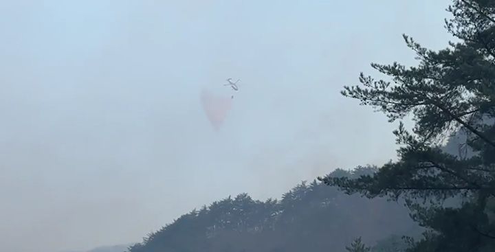[양양=뉴시스] 22일 양양군 서면 인근 야산에서 산불이 발생한 가운데 산림당국이 헬기를 토입 진화에 나서고 있다.(사진=산림청 제공)photo@newsis.com *재판매 및 DB 금지