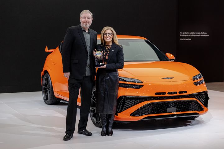 [서울=뉴시스](왼쪽부터) 알렉스 크완텐 US 뉴스 앤드 월드 리포트 편집장과 에이미 마렌틱 제네시스 북미법인 최고마케팅책임자(CMO)가 수상패를 들고 GV60 마그마 차량 앞에서 사진 촬영을 하고 있다. (사진=현대차 제공) 2025.11.23. photo@newsis.com *재판매 및 DB 금지