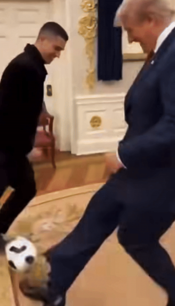 [뉴시스] 트럼프 미국 대통령이 사우디아라비아 무함마드 빈 살만(MBS) 왕세자와의 만찬에서 만난 축구 스타 크리스티아누 호날두에게 각별한 호감을 드러내며, AI 합성으로 추정되는 영상까지 소셜미디어(SNS)에 올려 화제가 되고 있다. (사진 = 트루스소셜 갈무리) 2025.11.23. *재판매 및 DB 금지