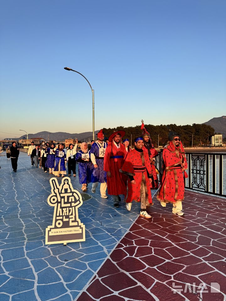 [사천=뉴시스]지난 22일 경남도 '이순신 승전길'의 교육관광 테마상품 시범사업 중 '바다를 걸으며 승리를 기억하세요: 사천' 구간 행사에 참가한 외국인 유학생들이 삼천포 실안 노을길을 걷고 있다.(사진=경남도 제공) 2025.11.23. photo@newsis.com