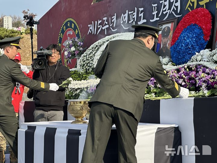 [대전=뉴시스] 김도현 기자 = 23일 오전 대전 유성구 국립대전현충원에서 열린 연평도 포격전 제15주기 전투영웅 추모 및 전승기념 행사에서 전상자들이 헌화하고 있다. 2025.11.23. kdh1917@newsis.com