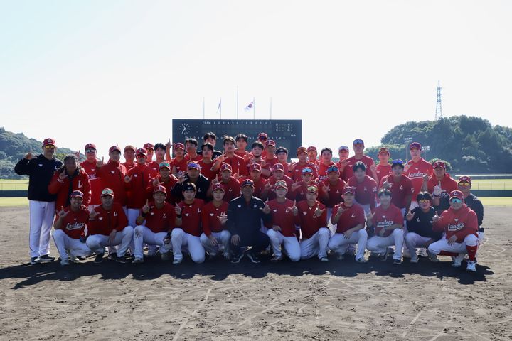 [서울=뉴시스] 가고시마 유망주 집중 육성 캠프에 참가한 프로야구 SSG 랜더스 선수단. (사진 = SSG 랜더스 제공) *재판매 및 DB 금지
