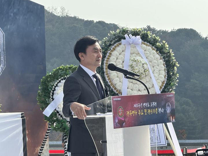 [대전=뉴시스] 김도현 기자 = 23일 오전 대전 유성구 국립대전현충원에서 열린 연평도 포격전 제15주기 전투영웅 추모 및 전승기념 행사에서 안규백 국방부장관이 기념사를 하고 있다. 2025.11.23. kdh1917@newsis.com *재판매 및 DB 금지