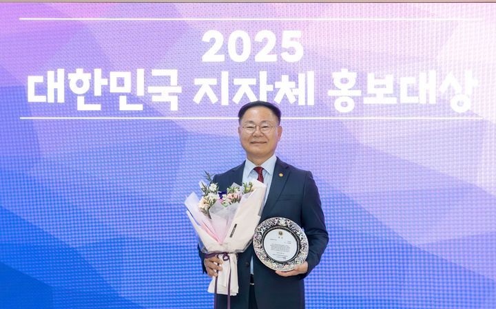 [칠곡=뉴시스] 김재욱 군수가 홍보대상을 수상하고 있다. (사진=칠곡군 제공) 2025.11.23 photo@newsis.com *재판매 및 DB 금지