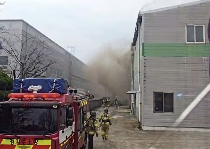 [평택=뉴시스] 23일 화재가 난 평택시 포승읍의 한 폐업 공장 모습. (사진=경기도소방재난본부 제공) 2025.11.23. photo@newsis.com *재판매 및 DB 금지