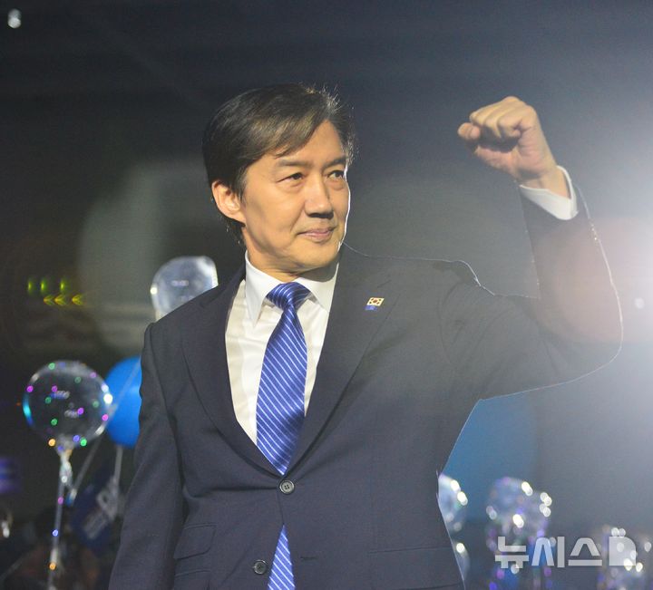 [청주=뉴시스] 서주영 기자 = 23일 충북 청주 오스코에서 열린 조국혁신당 2025전국당원대회에서 조국 당대표 후보가 입장하고 있다. 2025.11.23. juyeong@newsis.com 