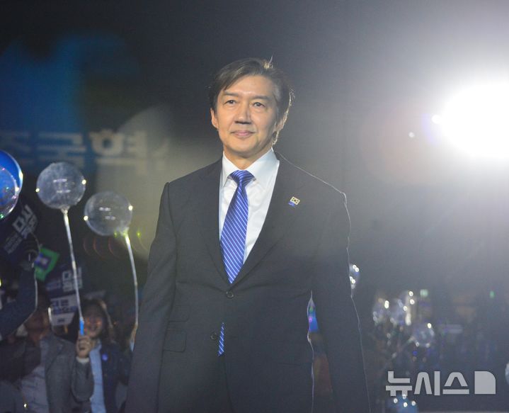 [청주=뉴시스] 서주영 기자 = 23일 충북 청주 오스코에서 열린 조국혁신당 2025전국당원대회에서 조국 당대표 후보가 입장하고 있다. 2025.11.23. juyeong@newsis.com 