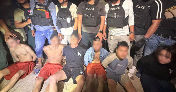 [뉴시스] 캄보디아 동부 스쿤 주 법원에서 재판을 앞둔 수감자 6명이 탈출하려는 사건이 발생했다. 사진은 재체포 당시 수감자들과 공범 여성의 모습. (사진 = 크메르타임스 캡처) 2025.11.23. *재판매 및 DB 금지