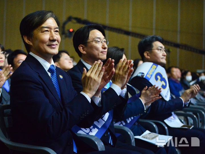 [청주=뉴시스] 서주영 기자 = 23일 충북 청주 오스코에서 열린 조국혁신당 2025전국당원대회에서 조국 당대표 후보와 최고위원 후보자들이 박수를 치고 있다. 2025.11.23. juyeong@newsis.com