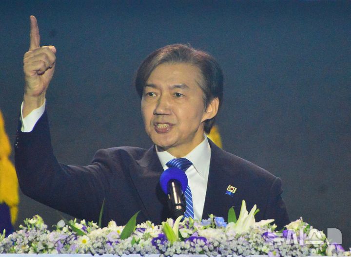 [청주=뉴시스] 서주영 기자 = 23일 충북 청주 오스코에서 열린 조국혁신당 2025전국당원대회에서 조국 당대표 후보가 정견을 발표하고 있다. 2025.11.23. juyeong@newsis.com