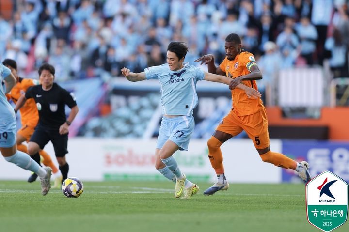 [서울=뉴시스] 프로축구 K리그1 대구FC 김주공(왼쪽), 제주SK 이탈로. (사진=한국프로축구연맹 제공)