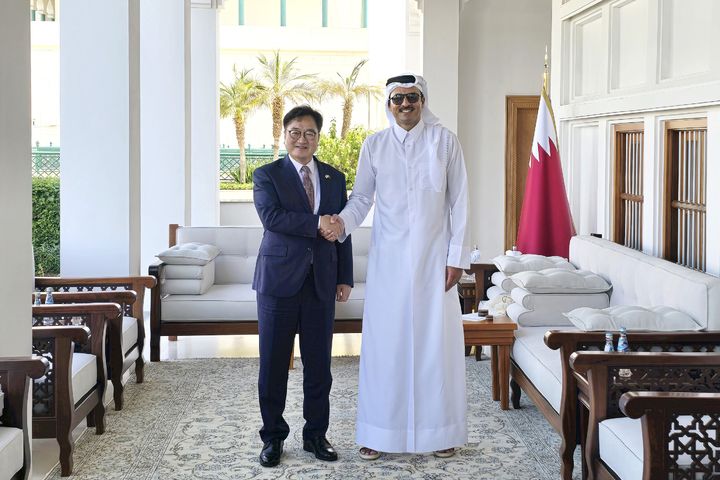 [서울=뉴시스]우원식 국회의장이 타밈 빈 하마드 알 싸니 국왕과 악수하고 있다(사진=국회의장실 제공)2025.11.23 photo@newsis.com *재판매 및 DB 금지