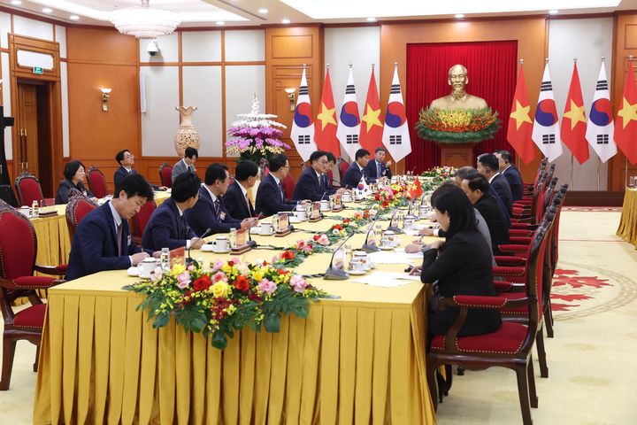 [서울=뉴시스]우원식 국회의장이 또 럼 당서기장과 기념촬영을 하고 있다. 전열 좌측부터 조오섭 의장비서실장, 황운하 의원, 문진석 의원, 우원식 의장, 또 럼 당서기장, 양부남 의원, 팜 지아 뚝 중앙당 사무처장, 응우옌 밍 득 국회 국방안보대외관계위원회 부위원장. 후열 좌측부터 이원정 정책수석비서관, 최영삼 주베트남대사, 정을호 의원, 이기헌 의원, 문금주 의원, 또 안 쏘 당서기장 보좌관, 응우옌 마잉 끄엉 외교부 차관, 레 득 타이 국방부 차관, 도 남 쭝 외교부 동북아국장(사진=국회의장실 제공) 2025.11.23. photo@newsis.com *재판매 및 DB 금지
