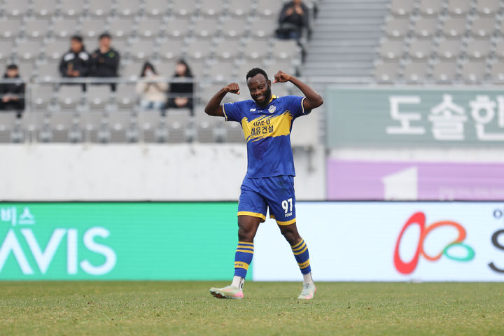 [아산=뉴시스] 충남아산FC 공격수 은고이가 23일 열린 전남드래곤즈와 경기에서 팀의 동점골을 터뜨리고 환호하고 있다. (사진=충남아산FC 제공) 2025.11.23 photo@newsis.com *재판매 및 DB 금지