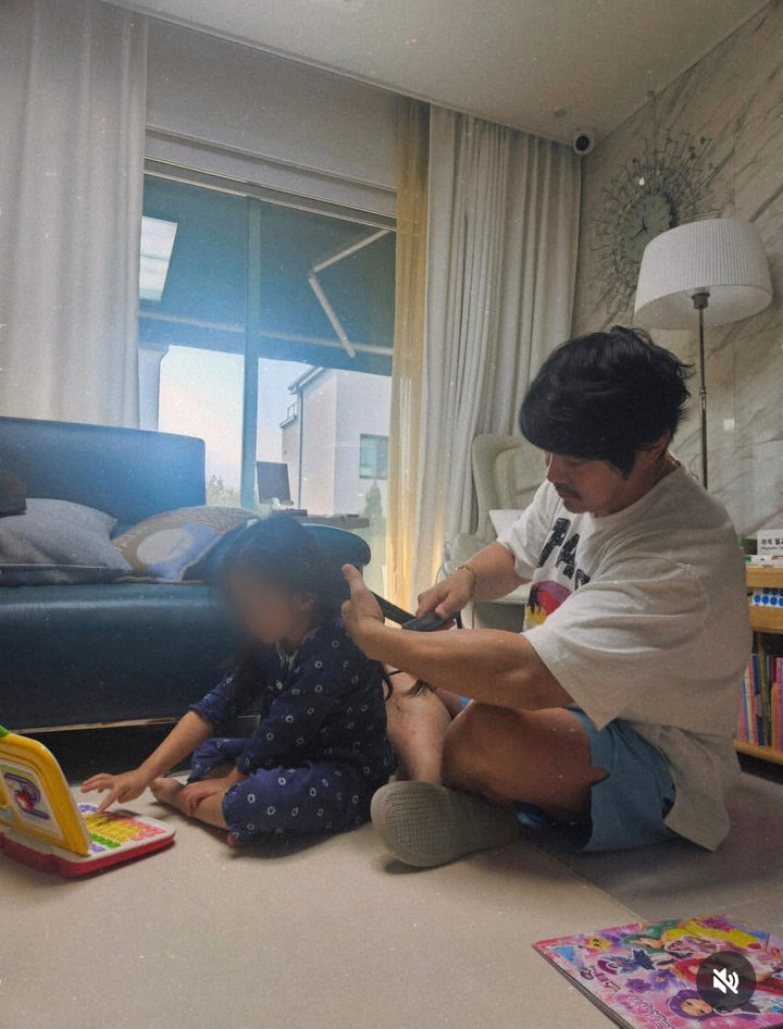 [서울=뉴시스] 가수 KCM이 딸과의 근황을 공개했다. (사진=KCM 인스타그램 캡처) 2025.11.24. photo@newsis.com *재판매 및 DB 금지