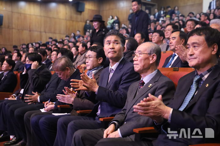 [전주=뉴시스]윤난슬 기자 = 전북교육 혁신을 목표로 한 '진짜배기 전북교육포럼'이 23일 공식 출범했다. 포럼은 이날 오후 전북대학교 삼성문화회관에서 포럼 회원을 비롯해 교육계·정치권·학계 등 각계 인사 2000여 명이 참석한 가운데 출범식을 열었다. (사진=진짜배기 전북교육포럼 제공) 2025.11.23. photo@newsis.com