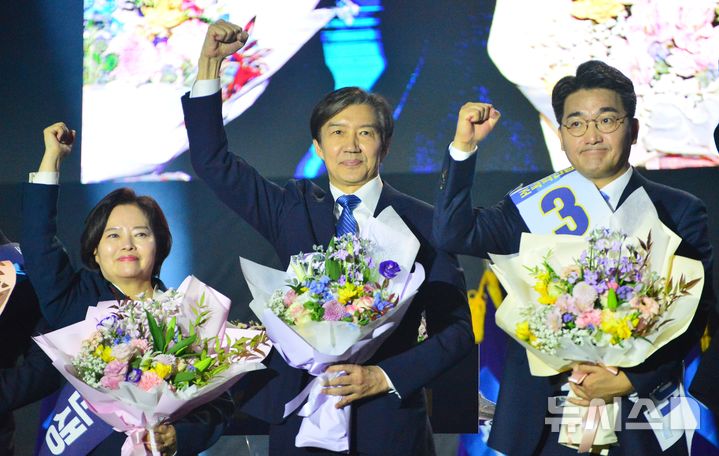 [청주=뉴시스] 서주영 기자 = 23일 충북 청주 오스코에서 열린 조국혁신당 2025전국당원대회에서 조국 신임 당대표가 꽃다발을 들고 기념 촬영하고 있다. 2025.11.23. juyeong@newsis.com 