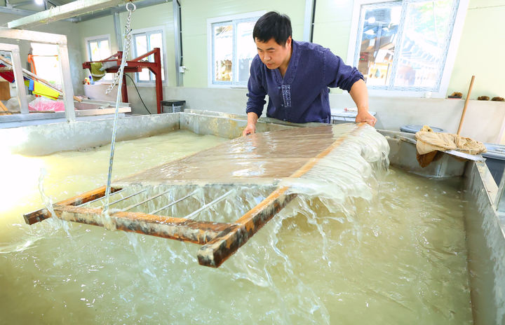 [함양=뉴시스] 2025년 무형유산 한지장 공개 행사 (사진=함양군 제공) 2025. 11. 23. photo@newsis.com *재판매 및 DB 금지