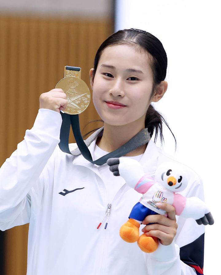 [서울=뉴시스] 22일 일본 도쿄 나카노 종합 체육관에서 열린 2025 도쿄 데플림픽 태권도 여자 품새 개인전에서 금메달을 획득한 정혜근. (사진 = 대한장애인체육회 제공) *재판매 및 DB 금지