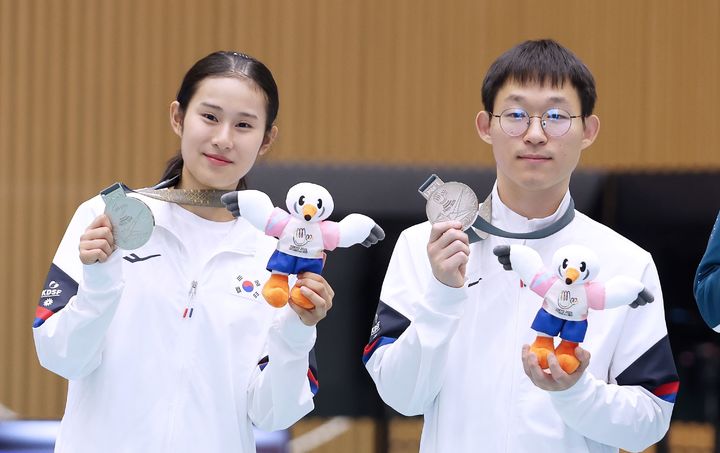 [서울=뉴시스] 22일 일본 도쿄 나카노 종합 체육관에서 열린 태권도 품새 페어에서 은메달을 획득한 정혜근과 이수빈. (사진 = 대한장애인체육회 제공) *재판매 및 DB 금지