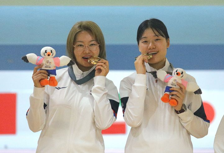 [서울=뉴시스] 22일 일본 도쿄 히가시야마토 그랜드볼에서 열린 볼링 여자 2인조에서 금메달을 획득한 이찬미와 허선실. (사진 = 대한장애인체육회 제공) *재판매 및 DB 금지