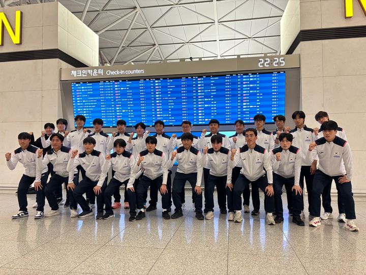 [서울=뉴시스] 한국 남자 하키 주니어 대표팀, 2025 국제하키연맹(FIH) 주니어 월드컵 출전 위해 출국. (사진=대한하키협회 제공) *재판매 및 DB 금지