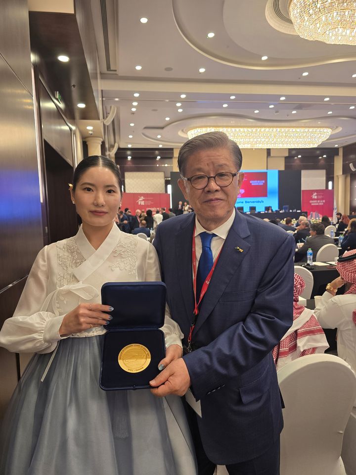 [서울=뉴시스] 송세라, 국제펜싱연맹(FIE) 총회서 2024~2025시즌 여자 에페 개인전 세계랭킹 1위 수상. (사진=대한펜싱협회 제공) *재판매 및 DB 금지