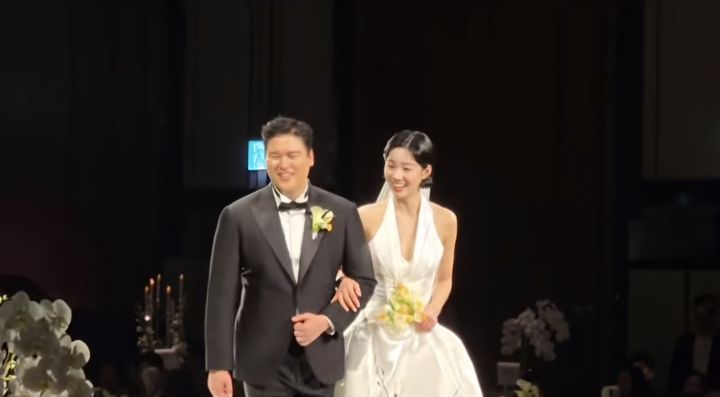 [서울=뉴시스] 배우 설정환이 23일 본인 인스타그램에 배우 이장우, 조혜원 결혼식에서 찍은 사진을 공개했다. (사진=설정환 인스타그램 캡처) 2025.11.24. photo@newsis.com *재판매 및 DB 금지