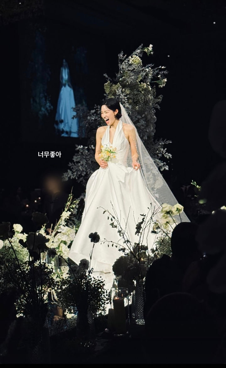 [서울=뉴시스] 그룹 'LPG' 출신 쇼호스트 이세미가 23일 본인 인스타그램에 배우 이장우, 조혜원 결혼식에서 찍은 조혜원의 사진을 공개했다. (사진=이세미 인스타그램 캡처) 2025.11.24. photo@newsis.com *재판매 및 DB 금지