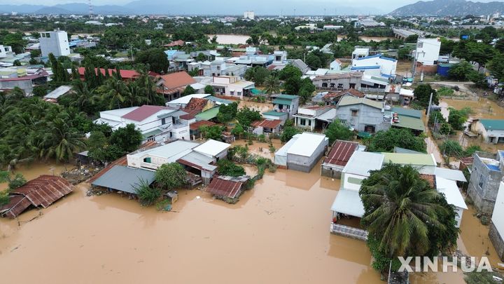 [하노이=신화/뉴시스] ﻿﻿최근 베트남 중부 지역을 강타한 폭우와 산사태로 최소 100여 명이 숨지거나 실종됐고, 주택과 농지, 통신망까지 광범위한 피해가 발생했다. 지난 22일 베트남 칸호아 지역의 침수된 가옥들의 모습. 2025.11.24