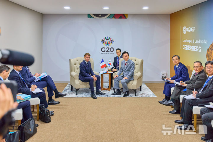 [요하네스버그=뉴시스] 최동준 기자 = 이재명 대통령과 에마뉘엘 마크롱 프랑스 대통령이 22일(현지 시간) 남아프리카공화국 요하네스버그 엑스포 센터 양자회담장에서 한-프랑스 정상회담을 하고 있다. (공동취재) 2025.11.23. photocdj@newsis.com