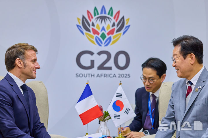 [요하네스버그=뉴시스] 최동준 기자 = 이재명 대통령과 에마뉘엘 마크롱 프랑스 대통령이 22일(현지 시간) 남아프리카공화국 요하네스버그 엑스포 센터 양자회담장에서 한-프랑스 정상회담을 하고 있다. (공동취재) 2025.11.23. photocdj@newsis.com