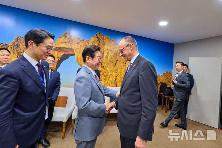 [요하네스버그=뉴시스] 최동준 기자 = 이재명 대통령과 프리드리히 메르츠 독일 총리가 22일(현지 시간) 남아프리카공화국 요하네스버그 엑스포 센터 양자회담장에서 한-독일 정상회담에 앞서 악수하고 있다. (공동취재) 2025.11.23. photocdj@newsis.com