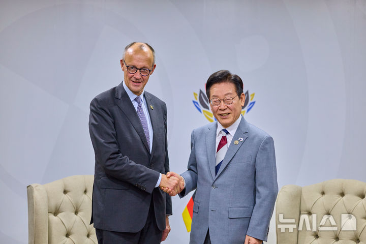 [요하네스버그=뉴시스] 최동준 기자 = 이재명 대통령과 프리드리히 메르츠 독일 총리가 22일(현지 시간) 남아프리카공화국 요하네스버그 엑스포 센터 양자회담장에서 한-독일 정상회담 기념촬영을 하고 있다. (공동취재) 2025.11.23. photocdj@newsis.com