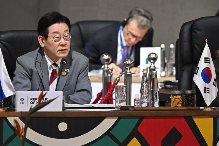 [요하네스버그=뉴시스] 최동준 기자 = 이재명 대통령이 22일(현지 시간) 남아프리카공화국 요하네스버그 엑스포 센터에서 열린 G20 정상회의에서 발언하고 있다. (사진=G20 조직위원회 제공) 2025.11.23. photo@newsis.com *재판매 및 DB 금지