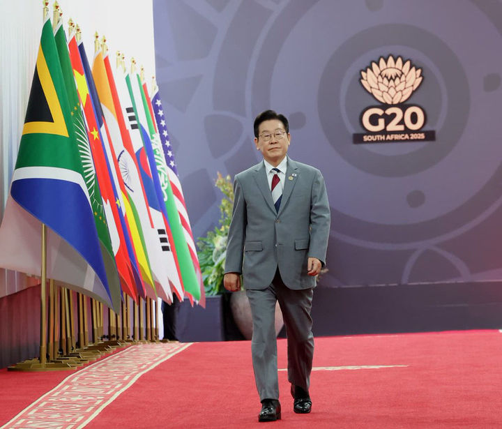 [요하네스버그=뉴시스] 최동준 기자 = 이재명 대통령이 22일(현지 시간) 남아프리카공화국 요하네스버그 엑스포 센터에서 열린 G20 정상회의에 입장하고 있다. (사진=G20 조직위원회 제공) 2025.11.23. photo@newsis.com *재판매 및 DB 금지