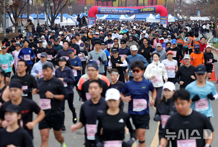 [서울=뉴시스] 홍효식 기자 = 23일 오전 서울 마포구 평화의공원 평화광장에서 열린 제10회 김대중 평화 마라톤 대회에서 참가자들이 힘차게 출발하고 있다. 2025.11.23. yesphoto@newsis.com